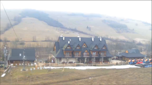 Widok z kamery na dolną część stoku narciarskiego Chyrowa-Ski w Chyrowej